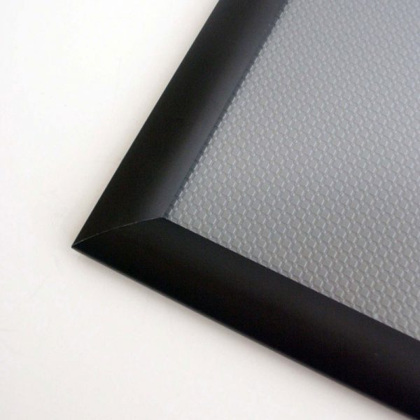Επιτοίχια αφισοθήκη από αλουμίνιο σε μαύρη απόχρωση, πάχος κορνίζας 25mm, με σύστημα για εύκολη αλλαγή αφίσας.